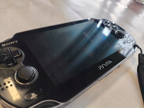 KONSOLA SONY PS VITA OLED WI-FI + KARTA 4GB + ŁADOWARKA KONSOLA SONY PS VITA OLED WI-FI + KARTA 4GB + ŁADOWARKA