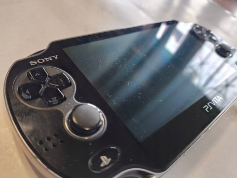 KONSOLA SONY PS VITA OLED WI-FI + KARTA 4GB + ŁADOWARKA KONSOLA SONY PS VITA OLED WI-FI + KARTA 4GB + ŁADOWARKA