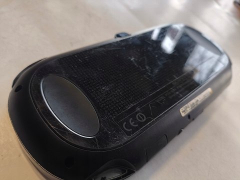 KONSOLA SONY PS VITA OLED WI-FI + KARTA 4GB + ŁADOWARKA KONSOLA SONY PS VITA OLED WI-FI + KARTA 4GB + ŁADOWARKA