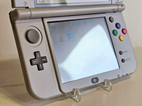 ZADBANA KONSOLA NEW NINTENDO 3DS XL SNES EDITION + ŁADOWARKA + RYSIK ZADBANA KONSOLA NEW NINTENDO 3DS XL SNES EDITION + ŁADOWARKA + RYSIK
