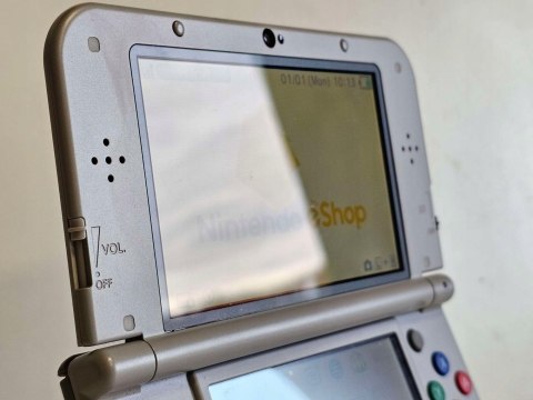 ZADBANA KONSOLA NEW NINTENDO 3DS XL SNES EDITION + ŁADOWARKA + RYSIK ZADBANA KONSOLA NEW NINTENDO 3DS XL SNES EDITION + ŁADOWARKA + RYSIK