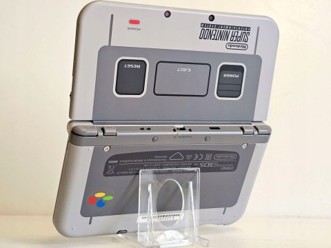 ZADBANA KONSOLA NEW NINTENDO 3DS XL SNES EDITION + ŁADOWARKA + RYSIK ZADBANA KONSOLA NEW NINTENDO 3DS XL SNES EDITION + ŁADOWARKA + RYSIK