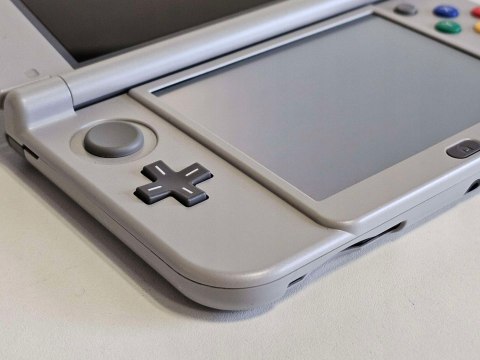 ZADBANA KONSOLA NEW NINTENDO 3DS XL SNES EDITION + ŁADOWARKA + RYSIK ZADBANA KONSOLA NEW NINTENDO 3DS XL SNES EDITION + ŁADOWARKA + RYSIK