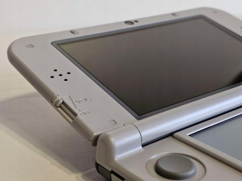 ZADBANA KONSOLA NEW NINTENDO 3DS XL SNES EDITION + ŁADOWARKA + RYSIK ZADBANA KONSOLA NEW NINTENDO 3DS XL SNES EDITION + ŁADOWARKA + RYSIK