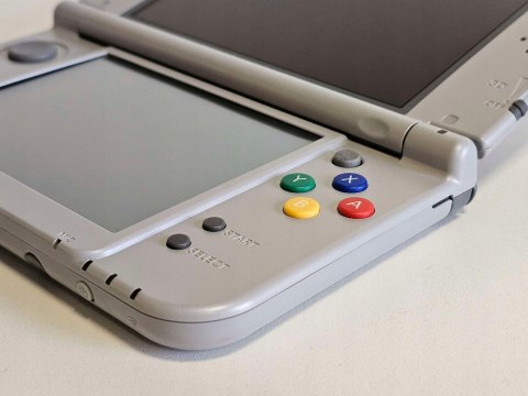 ZADBANA KONSOLA NEW NINTENDO 3DS XL SNES EDITION + ŁADOWARKA + RYSIK ZADBANA KONSOLA NEW NINTENDO 3DS XL SNES EDITION + ŁADOWARKA + RYSIK