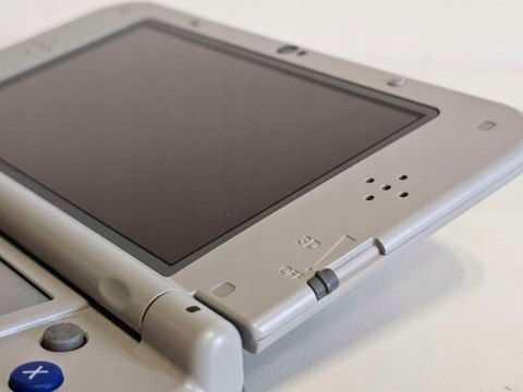 ZADBANA KONSOLA NEW NINTENDO 3DS XL SNES EDITION + ŁADOWARKA + RYSIK ZADBANA KONSOLA NEW NINTENDO 3DS XL SNES EDITION + ŁADOWARKA + RYSIK