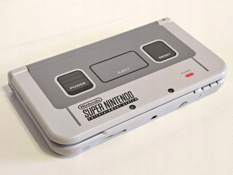 ZADBANA KONSOLA NEW NINTENDO 3DS XL SNES EDITION + ŁADOWARKA + RYSIK ZADBANA KONSOLA NEW NINTENDO 3DS XL SNES EDITION + ŁADOWARKA + RYSIK