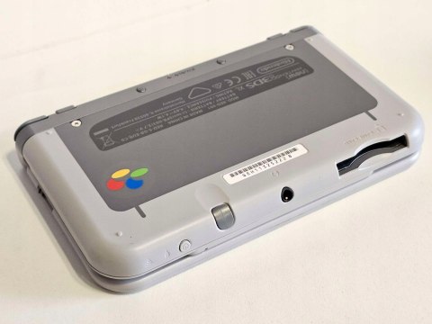 ZADBANA KONSOLA NEW NINTENDO 3DS XL SNES EDITION + ŁADOWARKA + RYSIK ZADBANA KONSOLA NEW NINTENDO 3DS XL SNES EDITION + ŁADOWARKA + RYSIK
