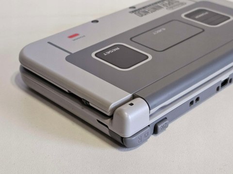 ZADBANA KONSOLA NEW NINTENDO 3DS XL SNES EDITION + ŁADOWARKA + RYSIK ZADBANA KONSOLA NEW NINTENDO 3DS XL SNES EDITION + ŁADOWARKA + RYSIK