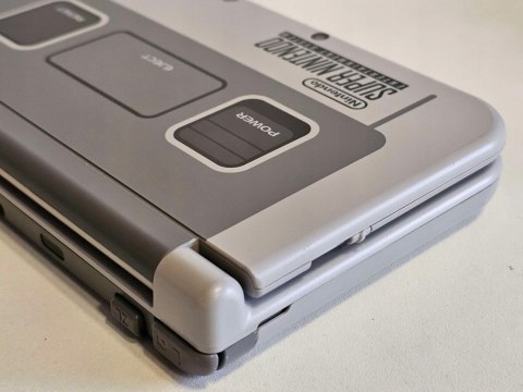 ZADBANA KONSOLA NEW NINTENDO 3DS XL SNES EDITION + ŁADOWARKA + RYSIK ZADBANA KONSOLA NEW NINTENDO 3DS XL SNES EDITION + ŁADOWARKA + RYSIK
