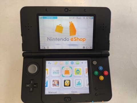 BARDZO ŁADNA KONSOLA NEW NINTENDO 3DS CZARNA + RYSIK + USB + PUDEŁKO BARDZO ŁADNA KONSOLA NEW NINTENDO 3DS CZARNA + RYSIK + USB + PUDEŁKO
