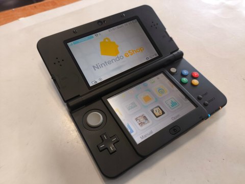 BARDZO ŁADNA KONSOLA NEW NINTENDO 3DS CZARNA + RYSIK + USB + PUDEŁKO BARDZO ŁADNA KONSOLA NEW NINTENDO 3DS CZARNA + RYSIK + USB + PUDEŁKO