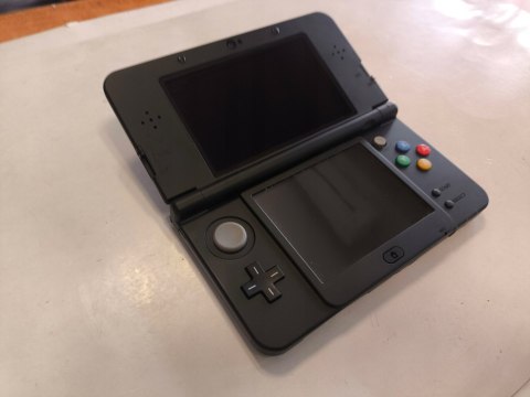 BARDZO ŁADNA KONSOLA NEW NINTENDO 3DS CZARNA + RYSIK + USB + PUDEŁKO BARDZO ŁADNA KONSOLA NEW NINTENDO 3DS CZARNA + RYSIK + USB + PUDEŁKO