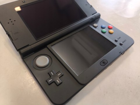 BARDZO ŁADNA KONSOLA NEW NINTENDO 3DS CZARNA + RYSIK + USB + PUDEŁKO BARDZO ŁADNA KONSOLA NEW NINTENDO 3DS CZARNA + RYSIK + USB + PUDEŁKO