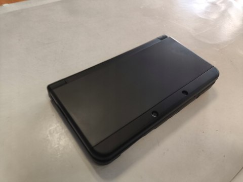 BARDZO ŁADNA KONSOLA NEW NINTENDO 3DS CZARNA + RYSIK + USB + PUDEŁKO BARDZO ŁADNA KONSOLA NEW NINTENDO 3DS CZARNA + RYSIK + USB + PUDEŁKO