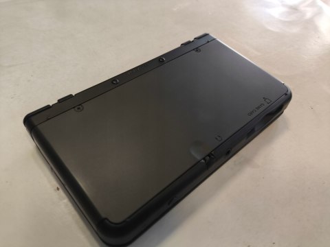 BARDZO ŁADNA KONSOLA NEW NINTENDO 3DS CZARNA + RYSIK + USB + PUDEŁKO BARDZO ŁADNA KONSOLA NEW NINTENDO 3DS CZARNA + RYSIK + USB + PUDEŁKO