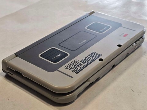 JAK NOWA KONSOLA NEW NINTENDO 3DS XL SNES EDITION + RYSIK + PUDEŁKO + USB JAK NOWA KONSOLA NEW NINTENDO 3DS XL SNES EDITION + RYSIK + PUDEŁKO + USB