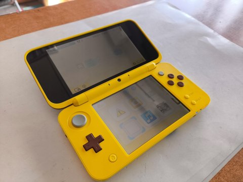 KONSOLA NEW NINTENDO 2DS XL EDYCJA PIKACHU + PUDEŁKO + RYSIK + ŁADOWARKA KONSOLA NEW NINTENDO 2DS XL EDYCJA PIKACHU + PUDEŁKO + RYSIK + ŁADOWARKA