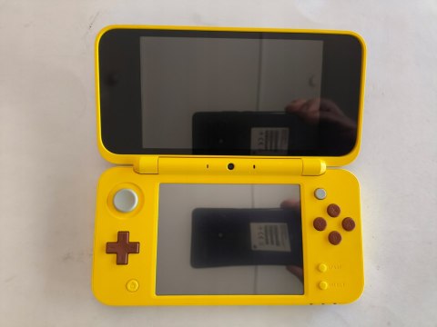 KONSOLA NEW NINTENDO 2DS XL EDYCJA PIKACHU + PUDEŁKO + RYSIK + ŁADOWARKA KONSOLA NEW NINTENDO 2DS XL EDYCJA PIKACHU + PUDEŁKO + RYSIK + ŁADOWARKA