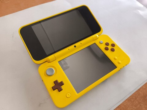 KONSOLA NEW NINTENDO 2DS XL EDYCJA PIKACHU + PUDEŁKO + RYSIK + ŁADOWARKA KONSOLA NEW NINTENDO 2DS XL EDYCJA PIKACHU + PUDEŁKO + RYSIK + ŁADOWARKA