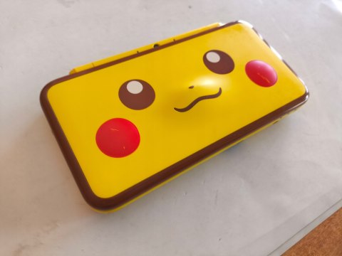 KONSOLA NEW NINTENDO 2DS XL EDYCJA PIKACHU + PUDEŁKO + RYSIK + ŁADOWARKA KONSOLA NEW NINTENDO 2DS XL EDYCJA PIKACHU + PUDEŁKO + RYSIK + ŁADOWARKA