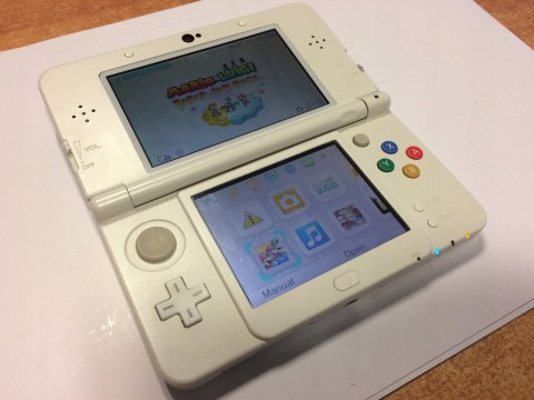 KONSOLA NEW NINTENDO 3DS BIAŁA + ŁADOWARKA + RYSIK + GRA MARIO