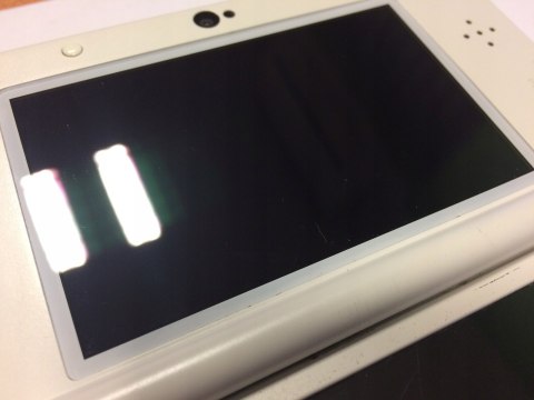 KONSOLA NEW NINTENDO 3DS BIAŁA + ŁADOWARKA + RYSIK + GRA MARIO