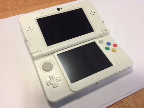 KONSOLA NEW NINTENDO 3DS BIAŁA + ŁADOWARKA + RYSIK + PUDEŁKO