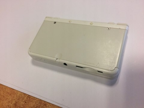 KONSOLA NEW NINTENDO 3DS BIAŁA + ŁADOWARKA + RYSIK + PUDEŁKO