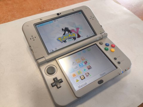 KONSOLA NEW NINTENDO 3DS XL SNES EDITION + 2 GRY POKEMON + RYSIK + USB KONSOLA NEW NINTENDO 3DS XL SNES EDITION + 2 GRY POKEMON + RYSIK + USB