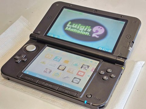 KONSOLA NINTENDO 3DS XL EDYCJA LUIGI'S MANSION 2 + RYSIK + USB KONSOLA NINTENDO 3DS XL EDYCJA LUIGI'S MANSION 2 + RYSIK + USB