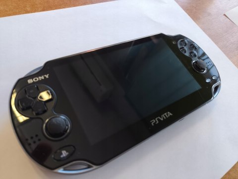 KONSOLA SONY PS VITA OLED WI-FI + KARTA 8GB + ŁADOWARKA KONSOLA SONY PS VITA OLED WI-FI + KARTA 8GB + ŁADOWARKA