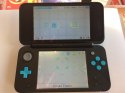 KONSOLA NEW NINTENDO 2DS XL NIEBIESKO-CZARNA + ŁADOWARKA + GRIP + ETUI