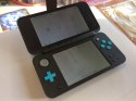 KONSOLA NEW NINTENDO 2DS XL NIEBIESKO-CZARNA + ŁADOWARKA + GRIP + ETUI