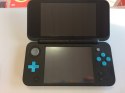 KONSOLA NEW NINTENDO 2DS XL NIEBIESKO-CZARNA + ŁADOWARKA + GRIP + ETUI