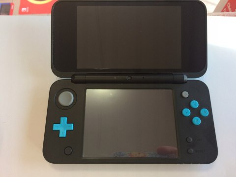 KONSOLA NEW NINTENDO 2DS XL NIEBIESKO-CZARNA + ŁADOWARKA + GRIP + ETUI