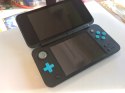 KONSOLA NEW NINTENDO 2DS XL NIEBIESKO-CZARNA + ŁADOWARKA + GRIP + ETUI