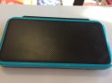 KONSOLA NEW NINTENDO 2DS XL NIEBIESKO-CZARNA + ŁADOWARKA + GRIP + ETUI