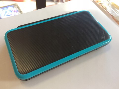 KONSOLA NEW NINTENDO 2DS XL NIEBIESKO-CZARNA + ŁADOWARKA + GRIP + ETUI