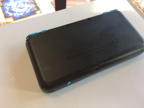 KONSOLA NEW NINTENDO 2DS XL NIEBIESKO-CZARNA + ŁADOWARKA + GRIP + ETUI
