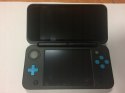 KONSOLA NEW NINTENDO 2DS XL NIEBIESKO-CZARNA + ŁADOWARKA + POKEMON SUN