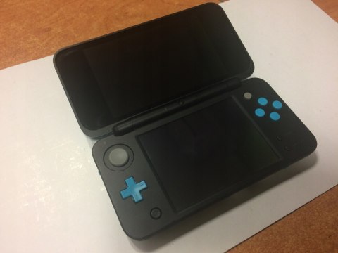 KONSOLA NEW NINTENDO 2DS XL NIEBIESKO-CZARNA + ŁADOWARKA + POKEMON SUN