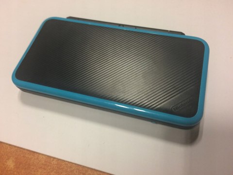 KONSOLA NEW NINTENDO 2DS XL NIEBIESKO-CZARNA + ŁADOWARKA + POKEMON SUN