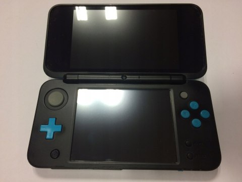 KONSOLA NEW NINTENDO 2DS XL NIEBIESKO-CZARNA + ŁADOWARKA + RYSIK + ETUI