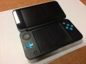 KONSOLA NEW NINTENDO 2DS XL NIEBIESKO-CZARNA + ŁADOWARKA + RYSIK + ETUI