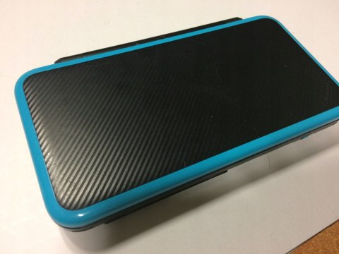 KONSOLA NEW NINTENDO 2DS XL NIEBIESKO-CZARNA + ŁADOWARKA + RYSIK + ETUI