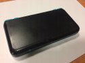 KONSOLA NEW NINTENDO 2DS XL NIEBIESKO-CZARNA + ŁADOWARKA + RYSIK + ETUI