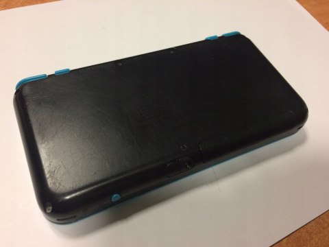 KONSOLA NEW NINTENDO 2DS XL NIEBIESKO-CZARNA + ŁADOWARKA + RYSIK + ETUI