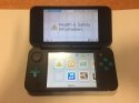 KONSOLA NEW NINTENDO 2DS XL NIEBIESKO-CZARNA + ŁADOWARKA + RYSIK