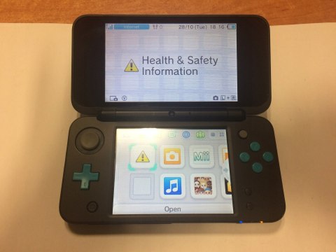 KONSOLA NEW NINTENDO 2DS XL NIEBIESKO-CZARNA + ŁADOWARKA + RYSIK